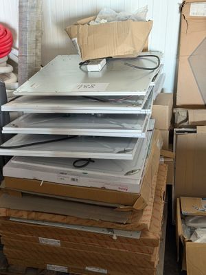 une pile de cartons et un tas de matériel électronique
