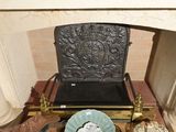 une chaise qui se trouve devant une cheminée