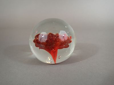 une boule de verre contenant une substance rouge