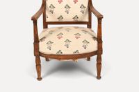 Fauteuil en bois mouluré et sculpté. (photo 2)