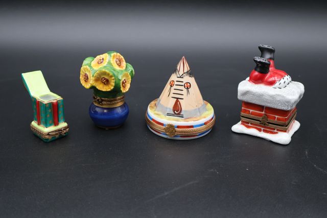 Quatre boîtes en porcelaine : dont 2 signées GR : père noël, plan...
