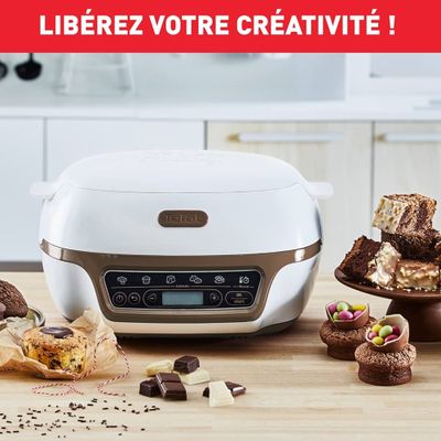 une photo d'une cuisine avec un gâteau et des desserts sur la table