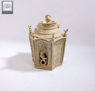 un vase blanc orné d'un oiseau