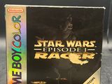 une boîte contenant des jeux Game Boy « Star Wars : Épisode II » posée sur une table