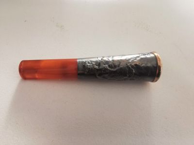 Un fume cigarette or et argent