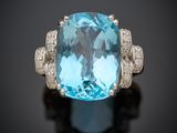 une bague avec une topaze bleue et des diamants