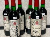 quatre bouteilles de vin sont alignées sur un comptoir