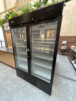 deux portes vitrées ouvertes dans un magasin