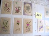 un lot de cartes posées sur une table