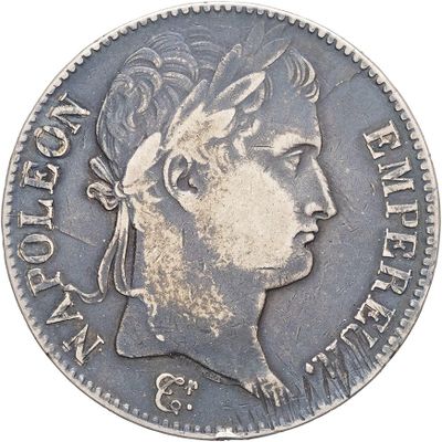 gros plan d'une pièce de monnaie sur laquelle figure une tête de femme