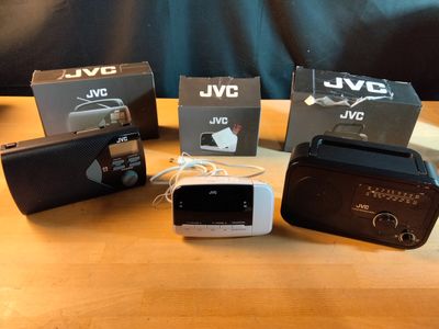 Lot de trois radio réveil JVC.