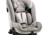 un siège auto pour bébé posé sur une surface blanche