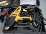 un pistolet à colle à fil jaune et noir, dans un étui noir