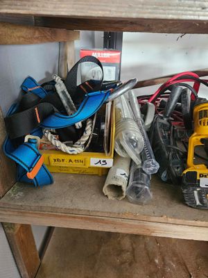 une étagère en bois sur laquelle sont posés des outils