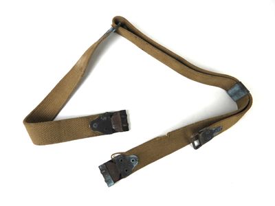 une ceinture marron ornée de deux boucles métalliques