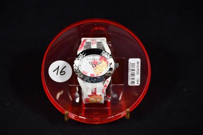 une montre dans un écrin rouge posée sur un fond noir