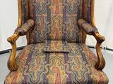 une vieille chaise avec un revêtement coloré, revêtement coloré, revêtement coloré, revêtement coloré, revêtement coloré, revêtement coloré, revêtement coloré, revêtement coloré, revêtement coloré