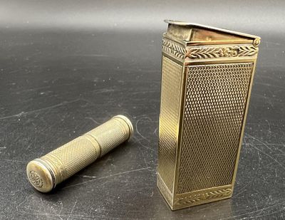 un briquet en or posé à côté d'un porte-briquet sur une table