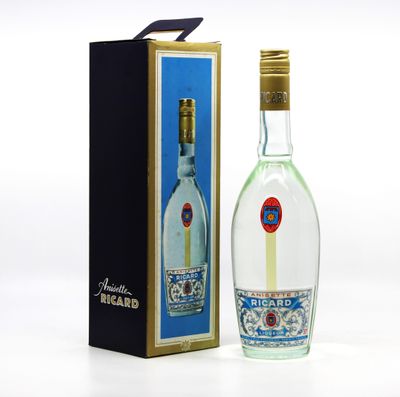 une bouteille de vodka posée à côté d'une boîte sur une surface blanche