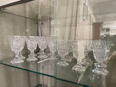 une vitrine contenant de nombreux verres