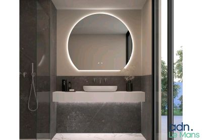 une photo d'une salle de bains avec un lavabo et un grand miroir