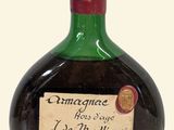 une bouteille de vin posée sur une table