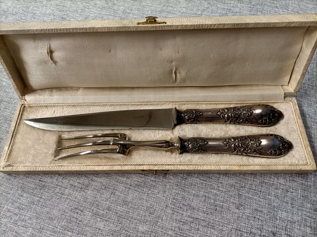Nécessaire à découper en métal argenté. Etat neuf. En coffret