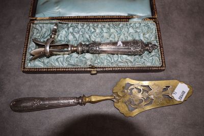 une cuillère et un couteau en argent dans une boîte