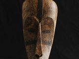 gros plan d'un masque en bois sur fond noir