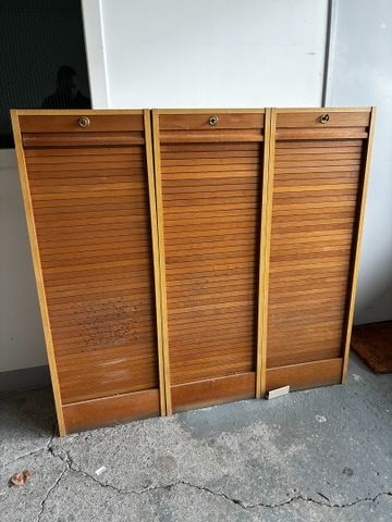 Suite de trois classeurs à rideau.