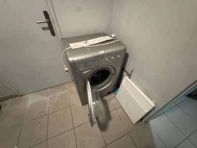 une machine à laver et un sèche-linge dans un coin de la salle de bains