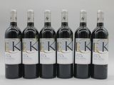 six bouteilles de vin rouge sont alignées