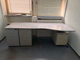 un bureau blanc avec un ordinateur dans une pièce
