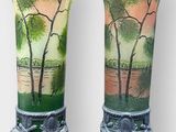 deux vases peints d'arbres