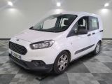 la camionnette blanche est garée sur le sol en damier d'une pièce