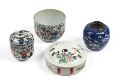 quatre types différents de vases et de récipients chinois posés sur un fond blanc