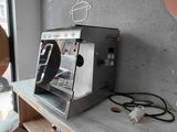 une machine à café posée sur le comptoir d'un café