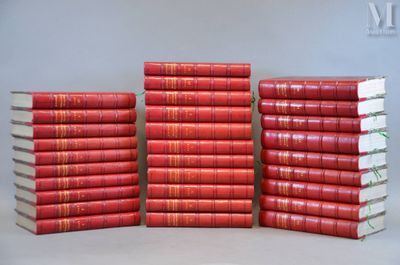 plusieurs livres rouges empilés sur une table