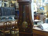 une horloge de parquet trônant au milieu d'une pièce