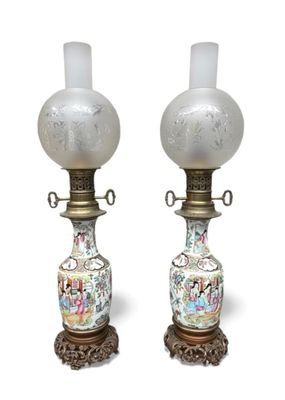 CHINE, CANTON - XIXème siècle Deux vases en porcelaine polyc…