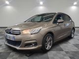 La nouvelle Citroën est garée dans un showroom au sol carrelé d'un motif en damier.
