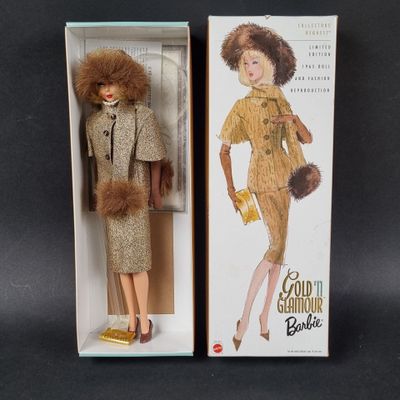 poupée dans une boîte en carton, vêtue d'un manteau de fourrure et d'une étole en fourrure