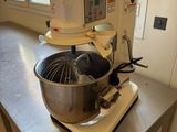 une photo d'un mixeur posé sur une table dans une cuisine