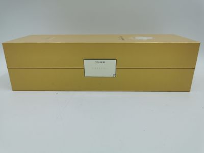 la boîte est vide et prête à servir d'emballage cadeau