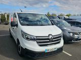 une camionnette blanche garée dans un parking