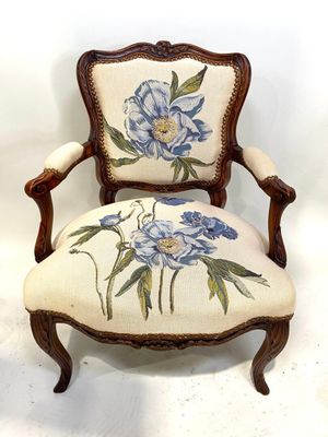 une image représentant une chaise ornée de fleurs bleues