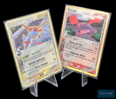 deux cartes pokemon posées l'une sur l'autre sur une table