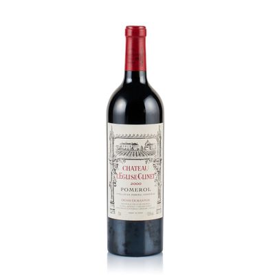 la bouteille de vin rouge est posée sur une surface blanche
