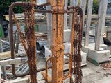 un portail en fer rouillé d'où pendent des chaînes