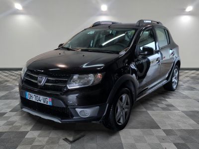 la photo d'une voiture noire garée dans un garage